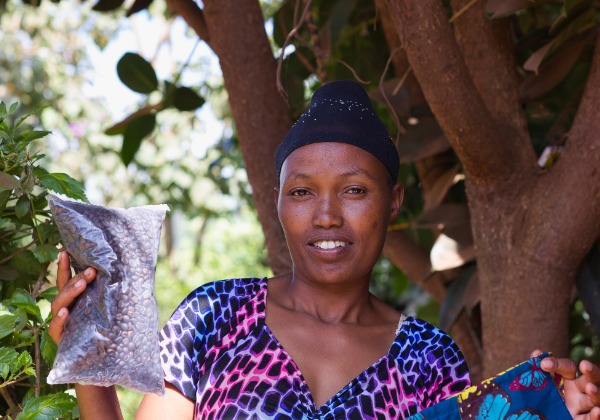 Femme tanzanienne - café - Tourisme solidaire 