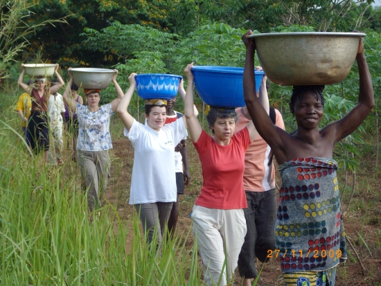 Les femmes ramène l'eau au Bénin