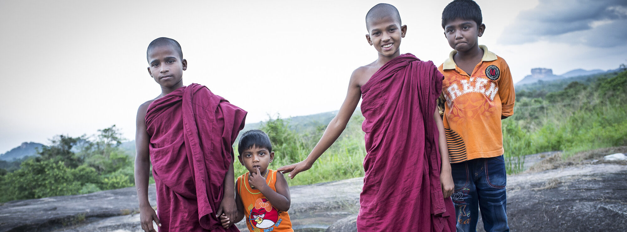 TDS Voyage - Enfants moines dans la brousse - Sigiriya (Sri Lanka)